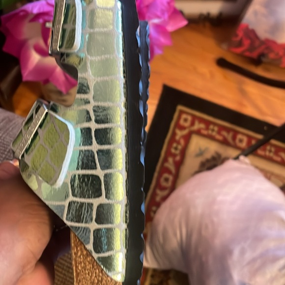 Birkenstock Arizona gator gleam green 2 strap sandals. - Picture 3 of 3